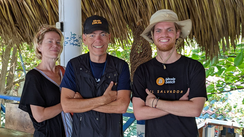 Max Keiser und Stacy Herbert am Bitcoin Beach