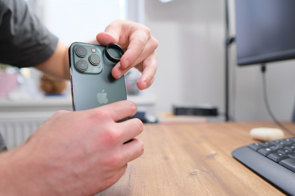 NFC-Chip vom Tangem Ring ans Smartphone halten